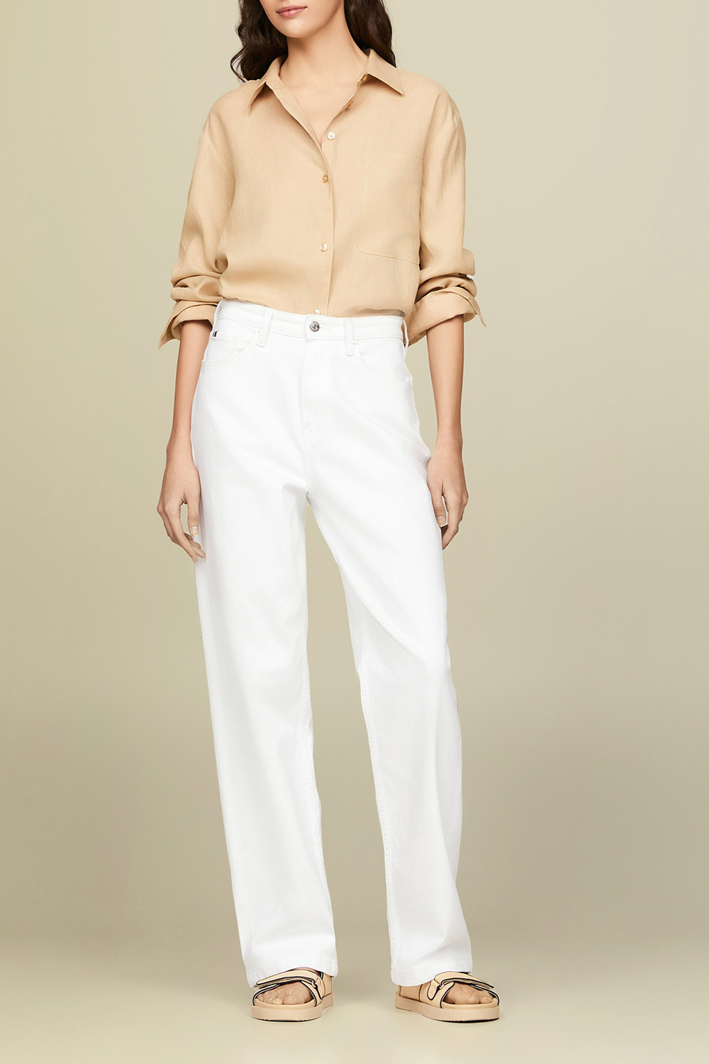 תמונת כל הלוק של חולצת פשתן מכופתרת